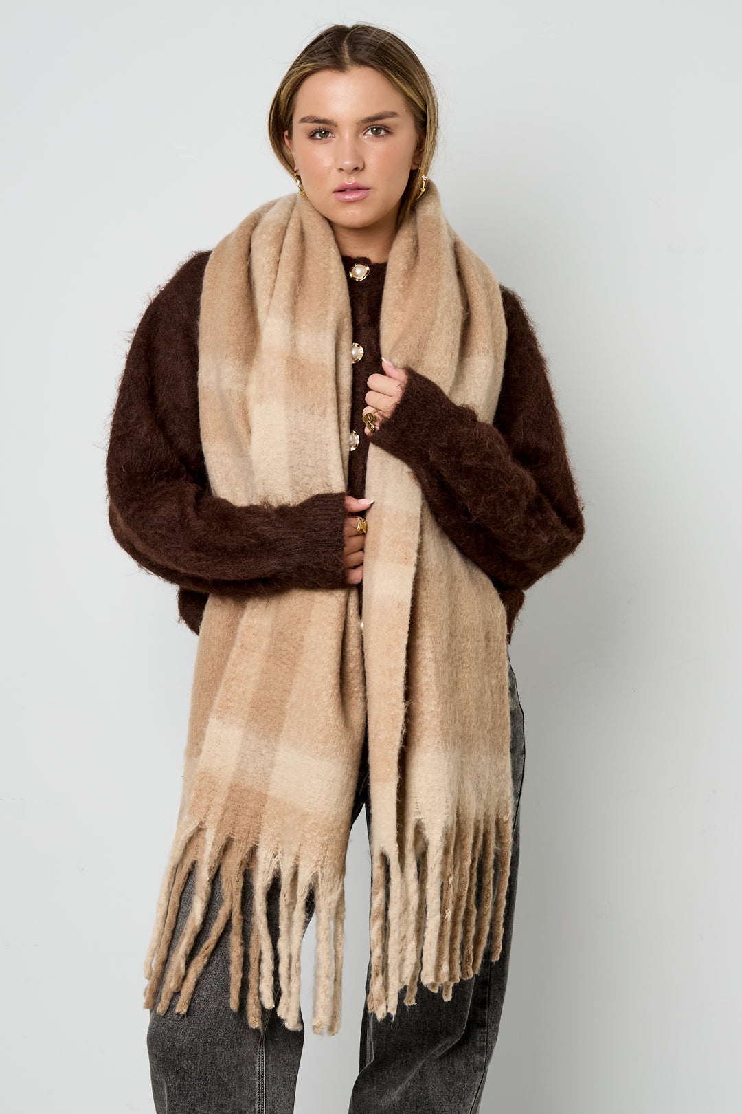 Beige patterned Babe scarf with soft fringed edges styled in an everyday outfit from Sorea Fashion.