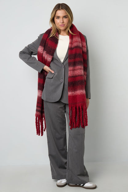Burgundy red Wyn scarf with a soft woven texture and fringe styled in an outfit from Sorea Fashion.