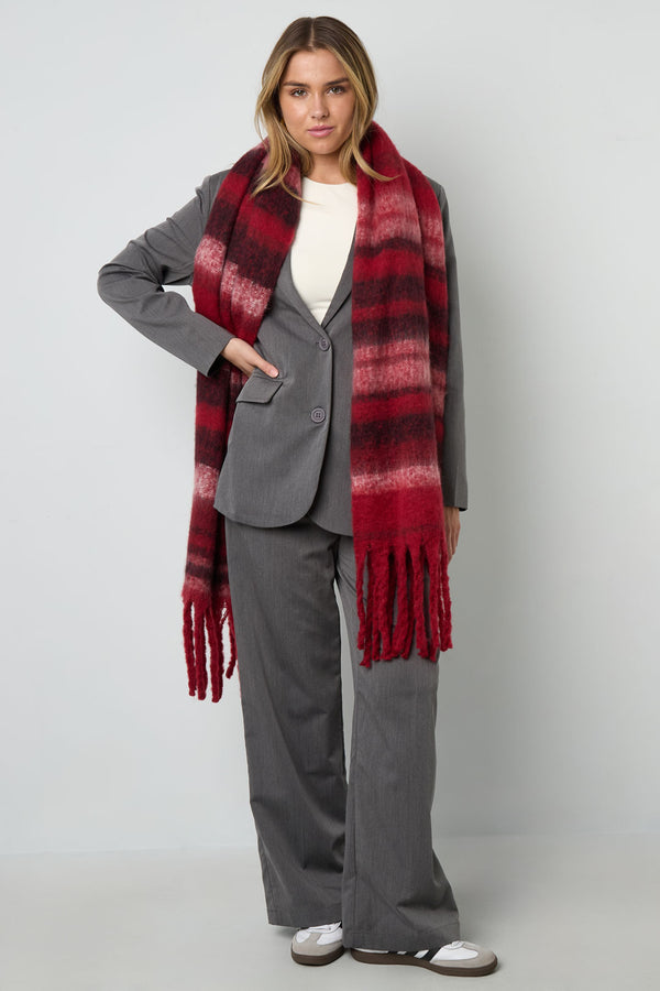 Burgundy red Wyn scarf with a soft woven texture and fringe styled in an outfit from Sorea Fashion.