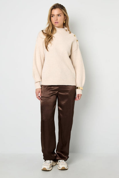 Model wearing the Zoé Sweater Sorea Fashion with casual trousers.