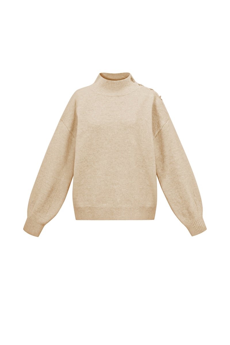 Model wearing the Zoé Sweater Sorea Fashion paired with jeans.