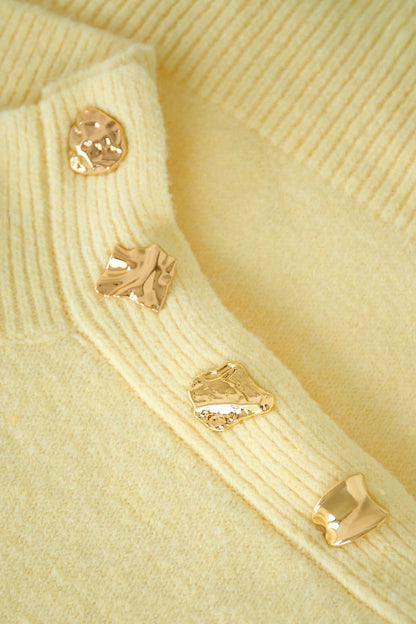 Studio image of a model wearing the Zoé Sweater Sorea Fashion.